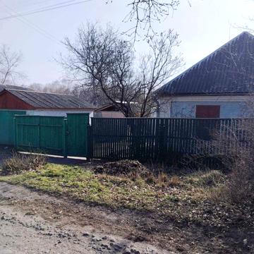 Продам житловий будинок з копанкою в кінці городу.