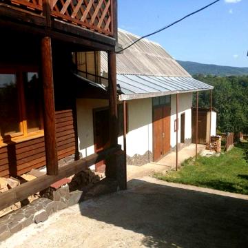 2 будинки в одному дворі і баня з підсобними приміщеннями