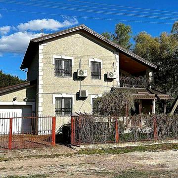 Липовмй скиток. Будинок для любителів рибалки на березі озера.