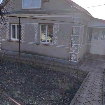 Будинок з літньою кухнею , гаражем та надвірними будівлями