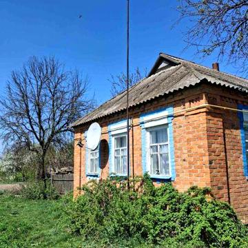 Продається будинок з надвірними будівлями