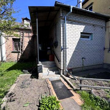 Продам цегляну частину будинку р-н Сінного ринку!!!