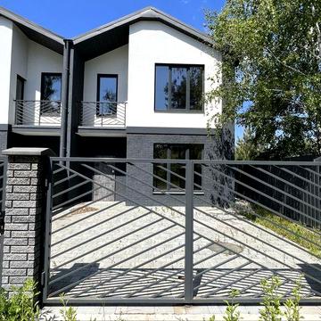Таунхаус з власним переднім та заднім двориком