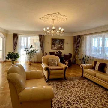 Продаж квартири вул.Срібнокільська, 12, три кімнати 126 м2