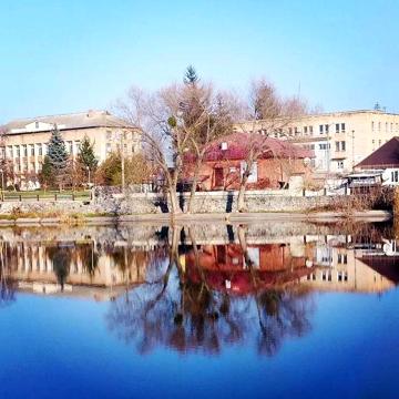 Продам будинок з підвалом .