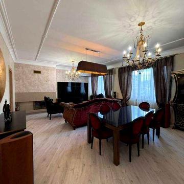 Шикарна 4к квартира. Простора зала, балкон-тераса
