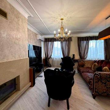Шикарна 4к квартира. Простора зала, балкон-тераса