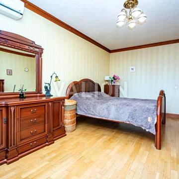 Драгоманова вул., 17