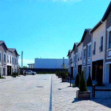 Продам двоповерховий будинок в  котетжному містечку