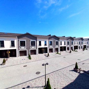 Продам двоповерховий будинок в  котетжному містечку