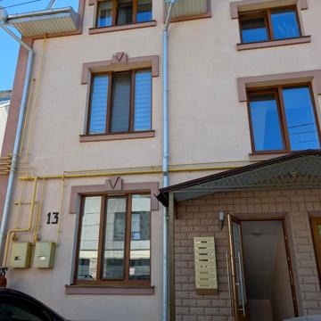 Наталії Кобринської вул., 13
