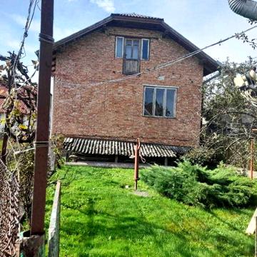 Продаж 2 поверхового будинку з великим подвіррям в с.Добряни