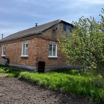 Продаж будинку з великим городом біля річки