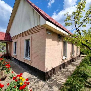 Поділ, просторий будинок зі зручностями