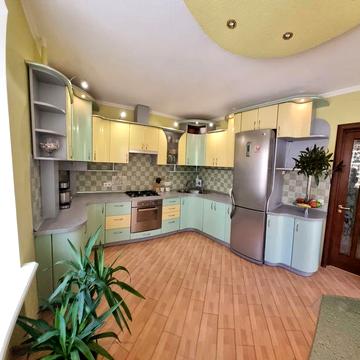Продається 3к квартира по вулиці Зарічанській