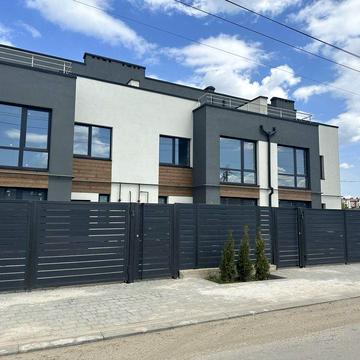 Таунхаус 140м2 з великим балконом і двома терасами на даху Крихівці