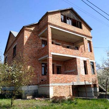 Продається приватний будинок в 10 хвилинах від центру міста.