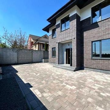 Елітний будинок у закритому котеджному містечку