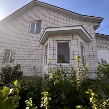 Будинок від власника . Житловий стан , всі зручності .