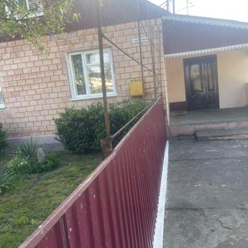 Будинок в Гощі, поруч траси.