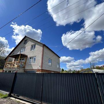Сучасний приватний триповерховий будинок. Бобровиця
