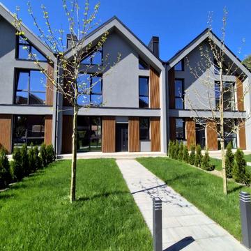 Таунхаус в Центрі з наповненням з мансардою,підвалом Цокольний поверх