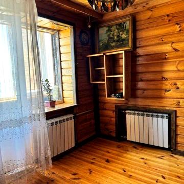 Простора квартира розташована у тихому, доглянутому районі \
