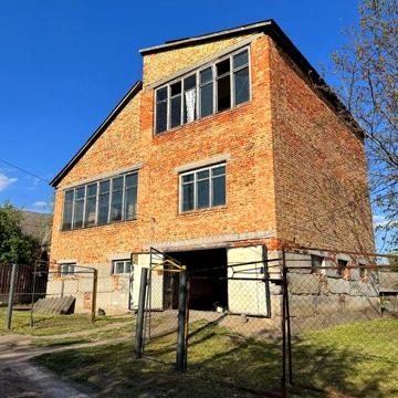 Великий будинок з садом та городом біля річки та парку