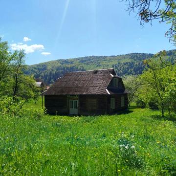 Будинок та земля в Карпатах, річка, гори, краєвиди