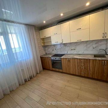 Продається 1 кімнатна квартира С.Крушельницької буд.15