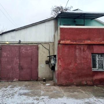 Територія з житловим будинком з мансардою