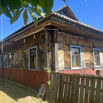 деревʼяний будиночок в селі