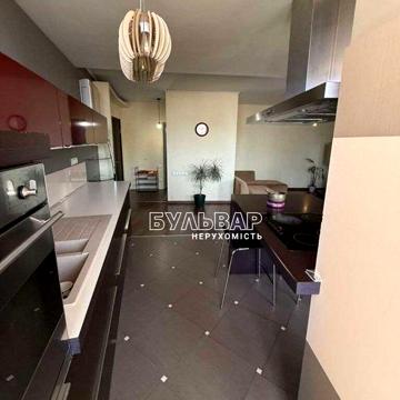Продам 2 к.кв  - 82 м2, Центр, Жилстрой 2, Пр. Гагарина 43, Холидей
