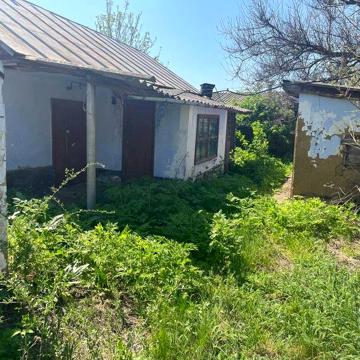 Продается дом с постройками