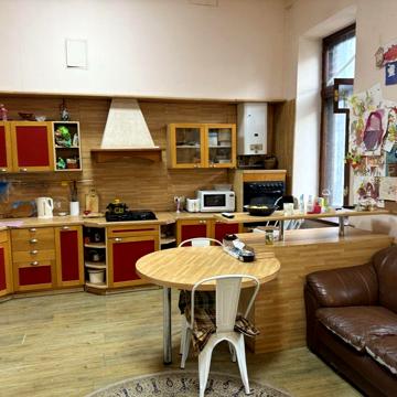 Продам  Центр 5 кв площадью  155 кв м Бажанова 14