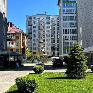 Трикімнатна квартира з частковим ремонтом  в зданому будинку ЖК левада затишна