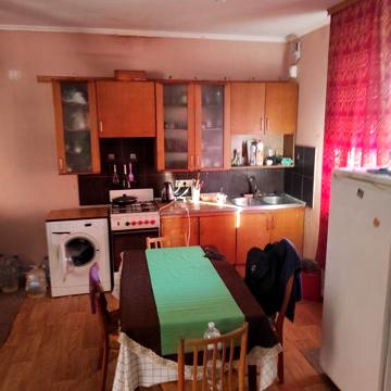Здам двухэтажную трёхкомнатную квартиру в частном доме хозяин