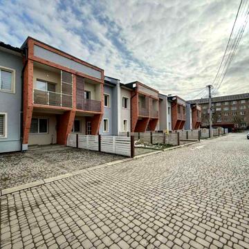 Квартира котеджного типу з подвір*ям та гаражем.