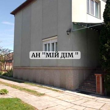 Продається гарний, затишний будинок