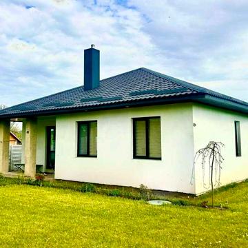 Продам американку з ремонтом. Велика ділянка 40 сот. Поруч ставок.