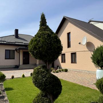 Дворецька вул., 140