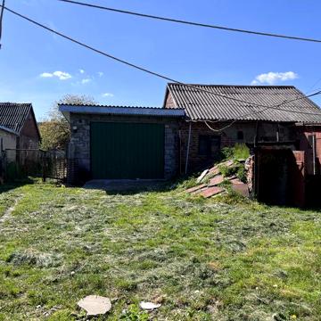 Цеглний будинок в селі Забужжя