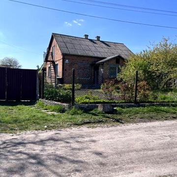 Цеглний будинок в селі Забужжя