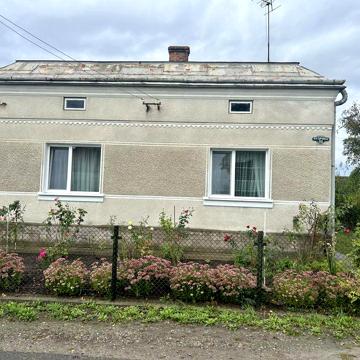 Продам будинок з частковим ремонтом,майже центр міста