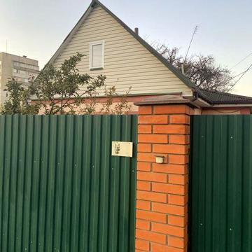 Продам будинок, 10 соток, гараж. Держпрограми розглянемо.