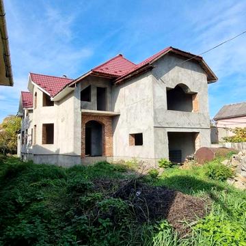 Продам будинок поруч з держ терм басейном:10 соток, 200м2