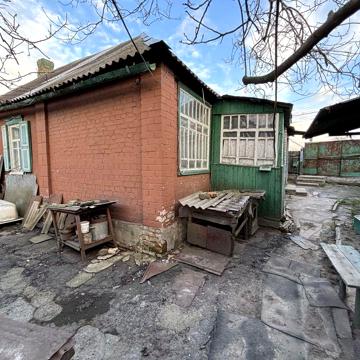 Дом (полдома)  по центральной улице