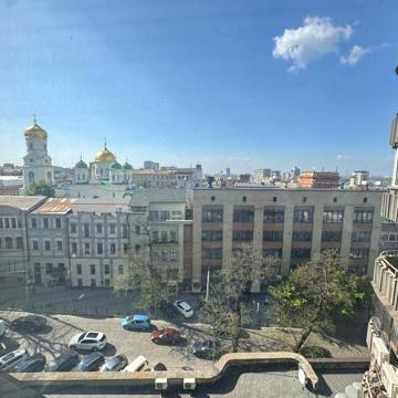 Продається простора 4-х кімнатна квартира в самому центрі Дніпра!