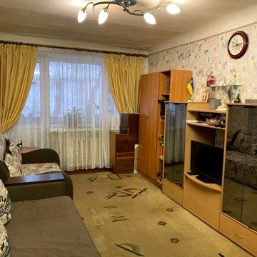 Продам! Трикімнатну квартиру по вулиці Комарова!