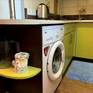 Добровольців вул., 5